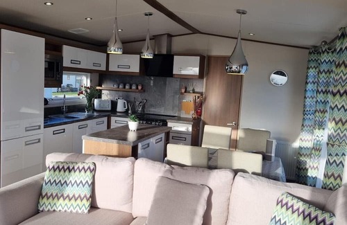 New Forest District Cabin | Beautiful Seaside Lodge Near New Forest with Pool & Breakfast