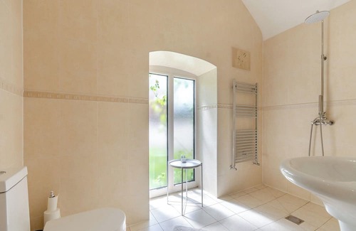 Grantham Cottage | Spacious 2-Bedroom Retreat in Scenic Gonerby Grange