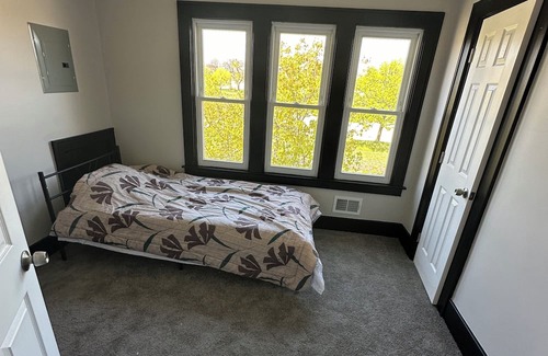Roseville House | Modern Oasis: Spacious 6-Bedroom