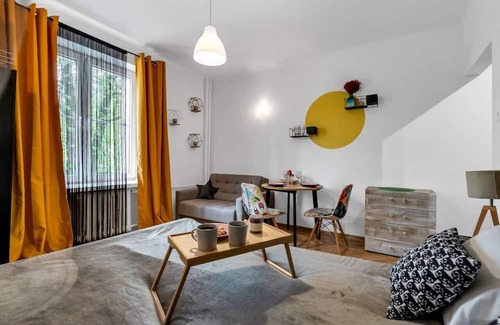 Zoliborz Apartment | Discover Warsaw Żoliborz Studio - Parks & Transit Nearby