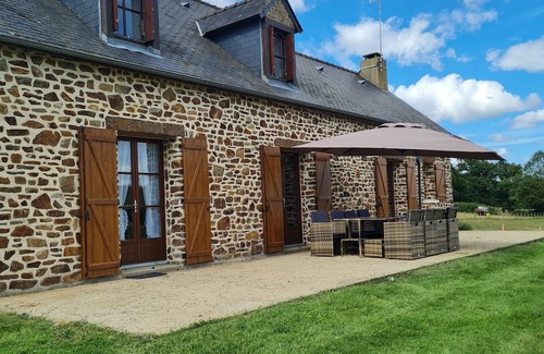 Mont-Saint-Jean House | Family Retreat with Forest Views and Lake Access Nearby