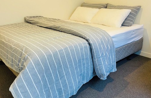 Petone Apartment | Cozy Private Ensuite Room in Family-Friendly Petone