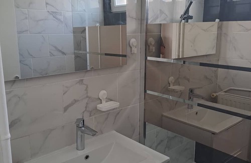 Thiais Apartment | Comfortable 7-Person Apartment with Family-Friendly Amenities