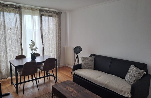 Thiais Apartment | Comfortable 7-Person Apartment with Family-Friendly Amenities