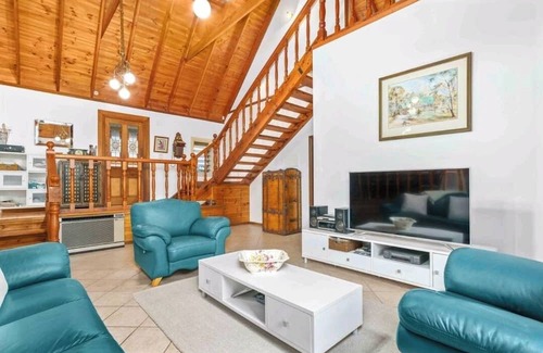 South Nowra House | Relaxation Awaits Near Jervis Bay Beaches with Hot Tub