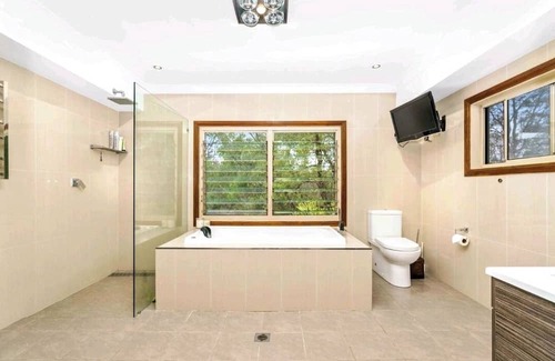 South Nowra House | Relaxation Awaits Near Jervis Bay Beaches with Hot Tub