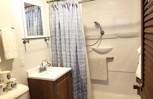 Eastport Cottage | Charming 2 Bedroom Cottage with Waterfront Access and Spa