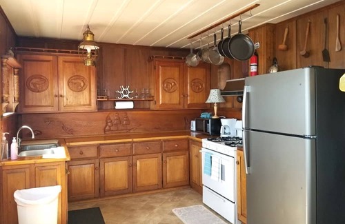 Eastport Cottage | Charming 2 Bedroom Cottage with Waterfront Access and Spa