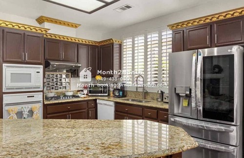 Greenacres House | Inviting Space with Lawn, Office & Family-Friendly Amenities