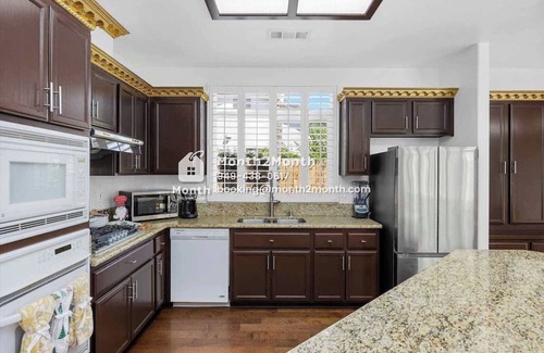 Greenacres House | Inviting Space with Lawn, Office & Family-Friendly Amenities