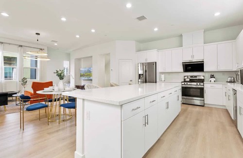 Platinum Triangle House | Modern 3B/2.5BA Retreat near Disney - Pet-Friendly Escape
