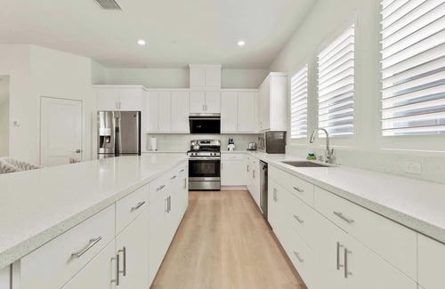Platinum Triangle House | Modern 3B/2.5BA Retreat near Disney - Pet-Friendly Escape