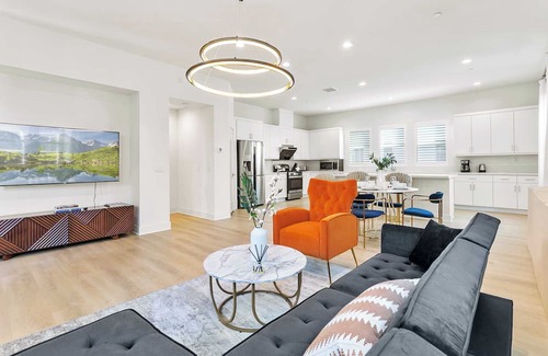 Platinum Triangle House | Modern 3B/2.5BA Retreat near Disney - Pet-Friendly Escape