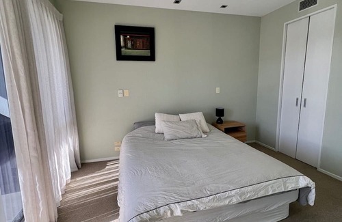 Takapuna Apartment | Tranquil Getaway: Seaside Retreat in Takapuna Beach