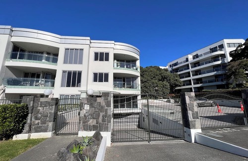 Takapuna Apartment | Tranquil Getaway: Seaside Retreat in Takapuna Beach