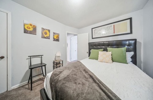 Cuyahoga County House | South Cleveland near Maple Hts