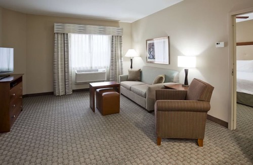 Kutzky Park House | Relax in Well-Equipped Suites with Free Hot Breakfast