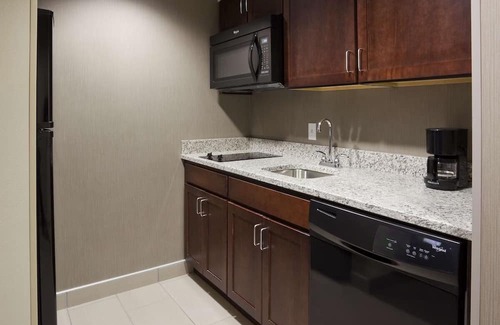 Kutzky Park House | Relax in Well-Equipped Suites with Free Hot Breakfast
