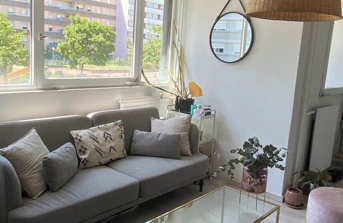 Villette Gare Apartment | Charming Terrace Retreat for Families and Pets in Lyon
