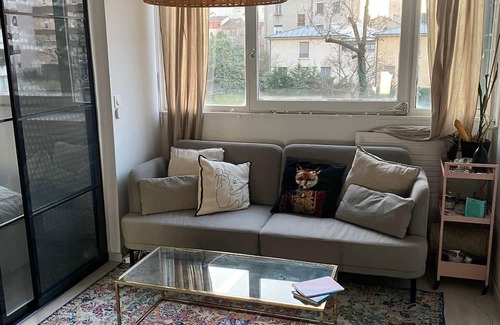 Villette Gare Apartment | Charming Terrace Retreat for Families and Pets in Lyon