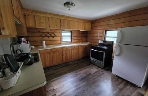 Kenny Lake House | Inviting Spruce House: 8 Bedroom Log Home with Breakfast