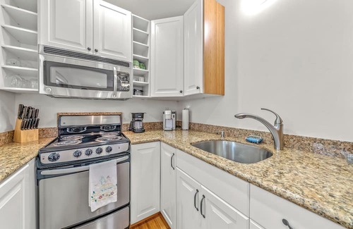 Northeast Carmel Cottage | 12 Oaks – Romantic Beachfront Retreat with Spa & Dining