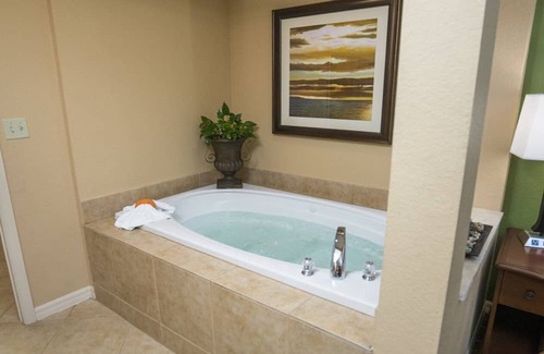 Weston Resort | Elegant One-Bedroom Retreat with Cozy Amenities & Hot Tub