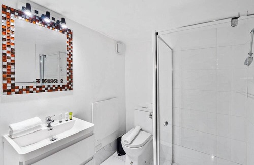 Mount Gravatt East Apartment | Inviting Studio Unit with Private Backyard & Family Amenities