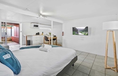 Mount Gravatt East Apartment | Inviting Studio Unit with Private Backyard & Family Amenities