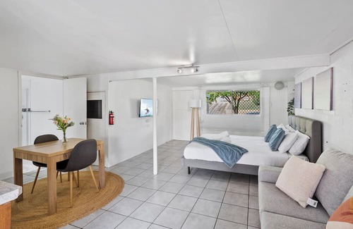 Mount Gravatt East Apartment | Inviting Studio Unit with Private Backyard & Family Amenities