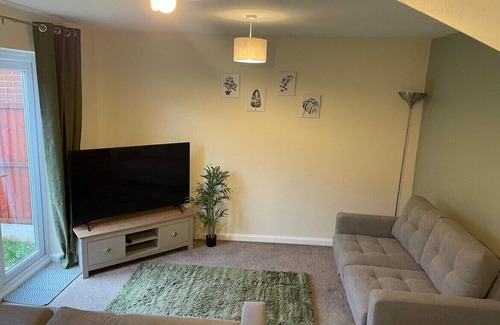 Ewloe House | Hawarden: Corporate-Friendly Semi-Detached Getaway
