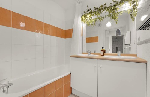 Lafourguette Apartment | Discover Le Chapitre Toulousain: Family-Friendly Escape
