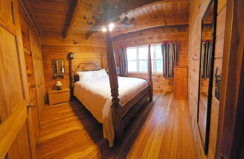 Siren Cabin | Idyllic Cabin Retreat on the Lake - Family & Dog Friendly