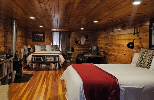 Siren Cabin | Idyllic Cabin Retreat on the Lake - Family & Dog Friendly