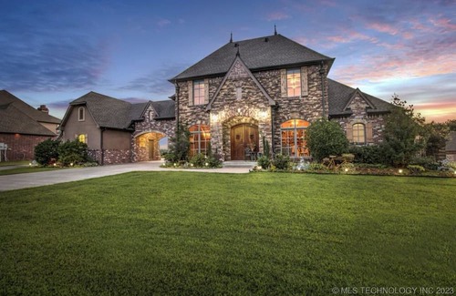 Sperry House | Relaxing Lake View Retreat with Pool for Families