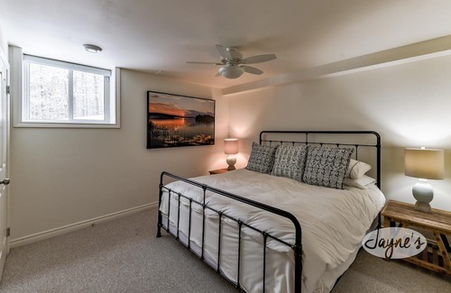 Baysville Cottage | Spacious Lake of Bays Cottage with Volleyball Court & More!