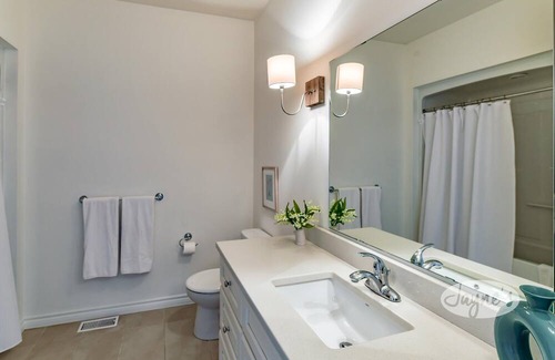 Baysville Cottage | Spacious Lake of Bays Cottage with Volleyball Court & More!