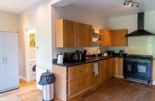 Seisdon House | Ideal Retreat for 13 Guests with Kitchen in Shirley