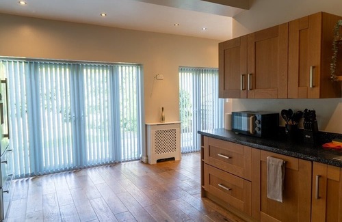 Seisdon House | Ideal Retreat for 13 Guests with Kitchen in Shirley