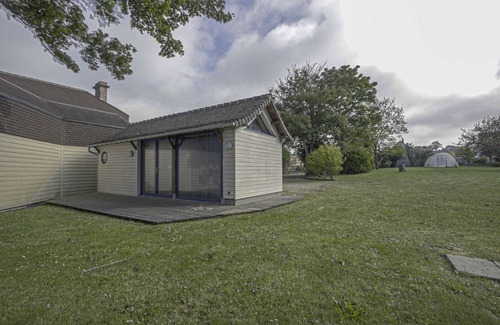 Tracy-sur-Mer Apartment | La brise marine, studio with shared garden