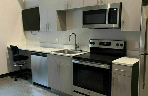 Downtown Lincoln Apartment | Urban Studio Retreat with Shared Terrace & Spa Amenities
