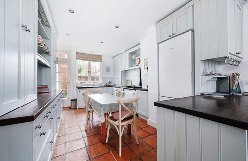 Icklesham House | Explore Periteau House - Family & Pet-Friendly Retreat