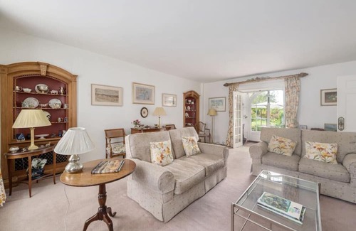 Icklesham House | Explore Periteau House - Family & Pet-Friendly Retreat