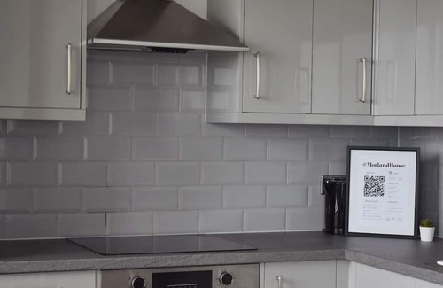 Brentwood Condo | Cozy Two-Bedroom Retreat with Balcony in Brentwood