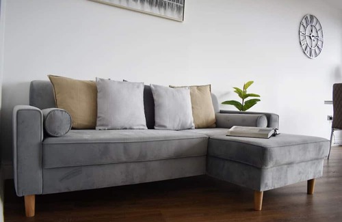 Brentwood Condo | Cozy Two-Bedroom Retreat with Balcony in Brentwood