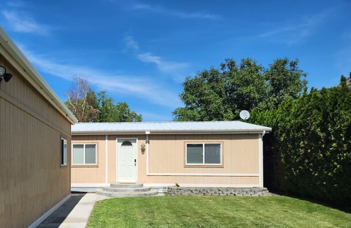 Sunland Estates House | Inviting Sunland Home with Private Yard Near the Gorge