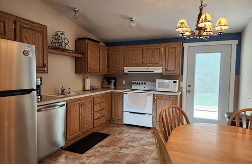Sunland Estates House | Inviting Sunland Home with Private Yard Near the Gorge