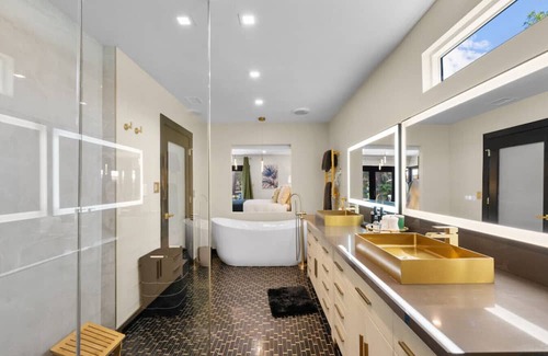 Ladera Heights House | Elegant 3+3 Retreat with Yard, Car & Chef Services