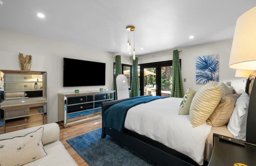 Ladera Heights House | Elegant 3+3 Retreat with Yard, Car & Chef Services