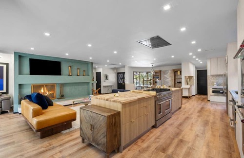 Ladera Heights House | Elegant 3+3 Retreat with Yard, Car & Chef Services